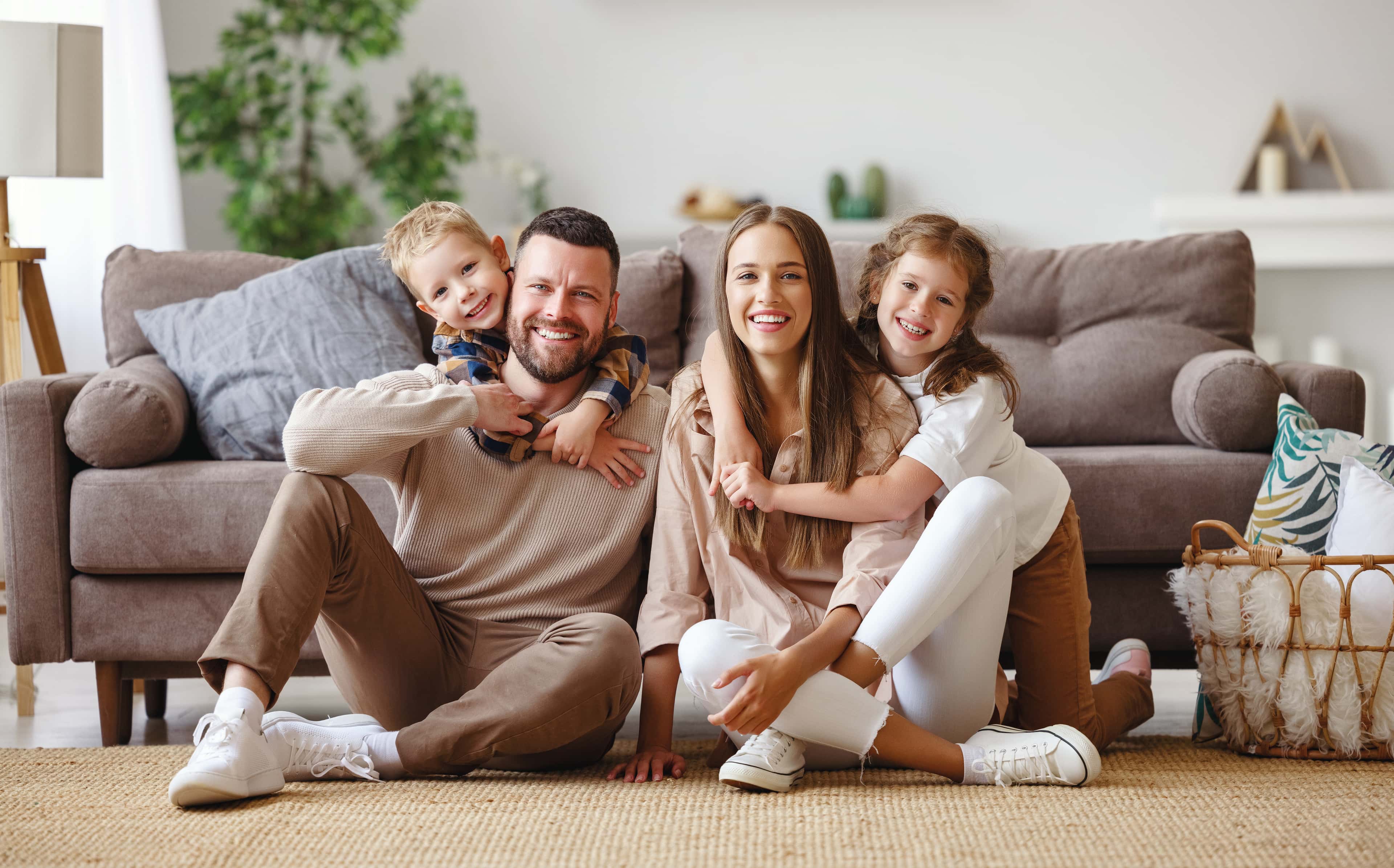 Junge Familie vor einem Sofa