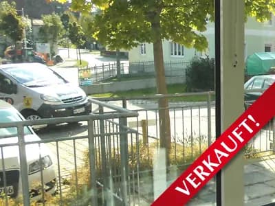 Glasfront mit Parkplatz davor