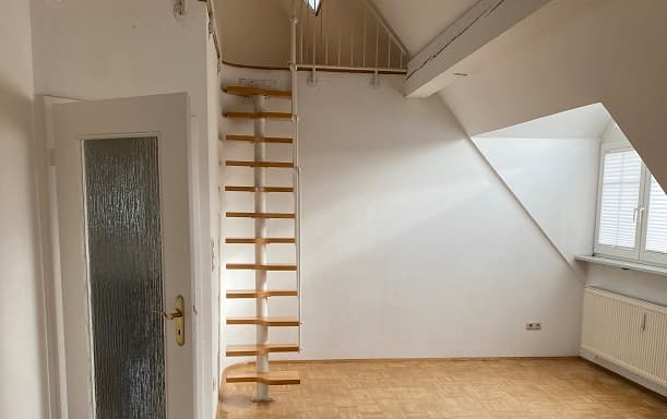 Wohnraum mit Raumspartreppe zum Dachgeschoss.