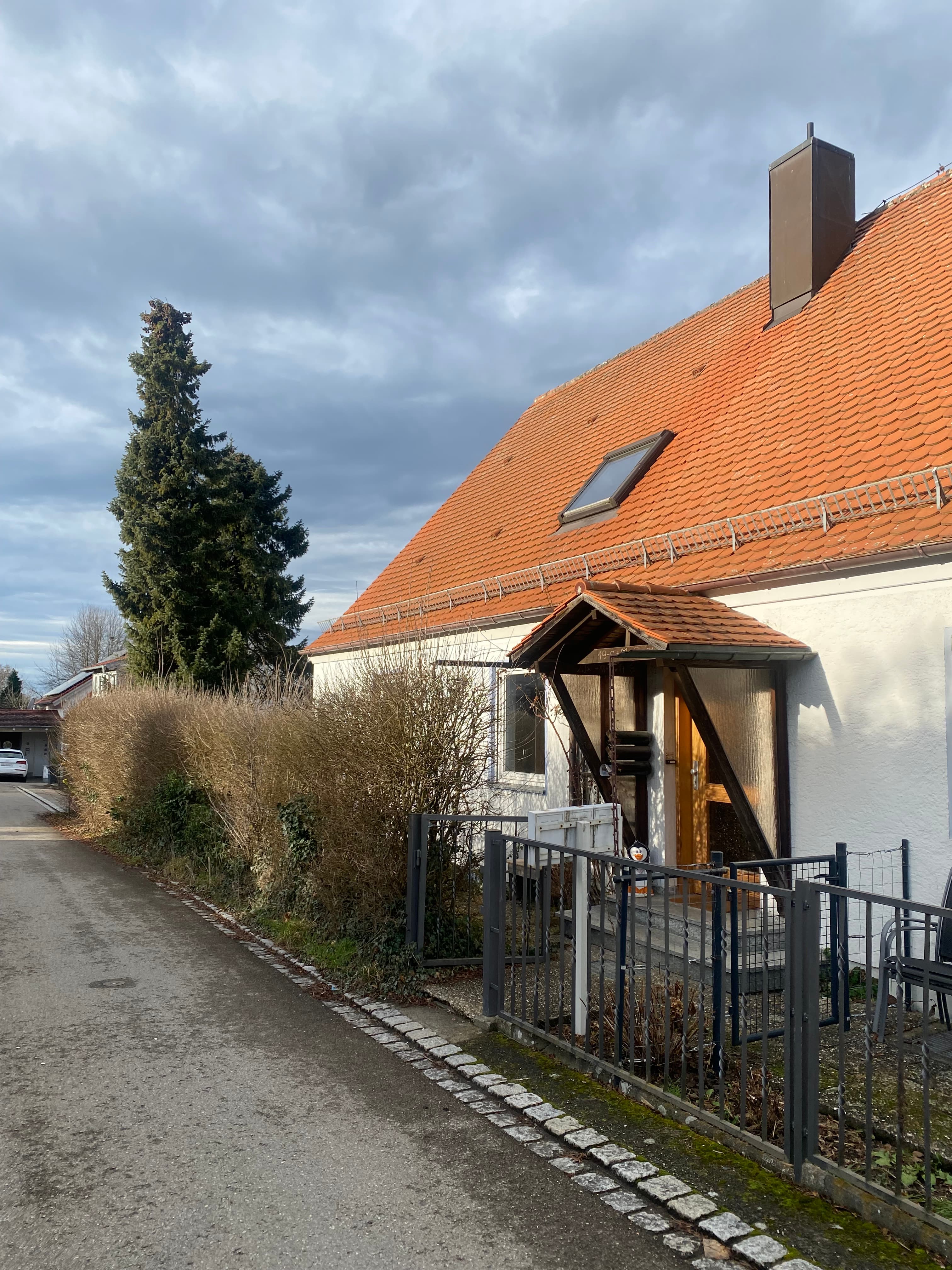 Überdachter Eingangsbereich eines Hausanteils in Trunkelsberg.