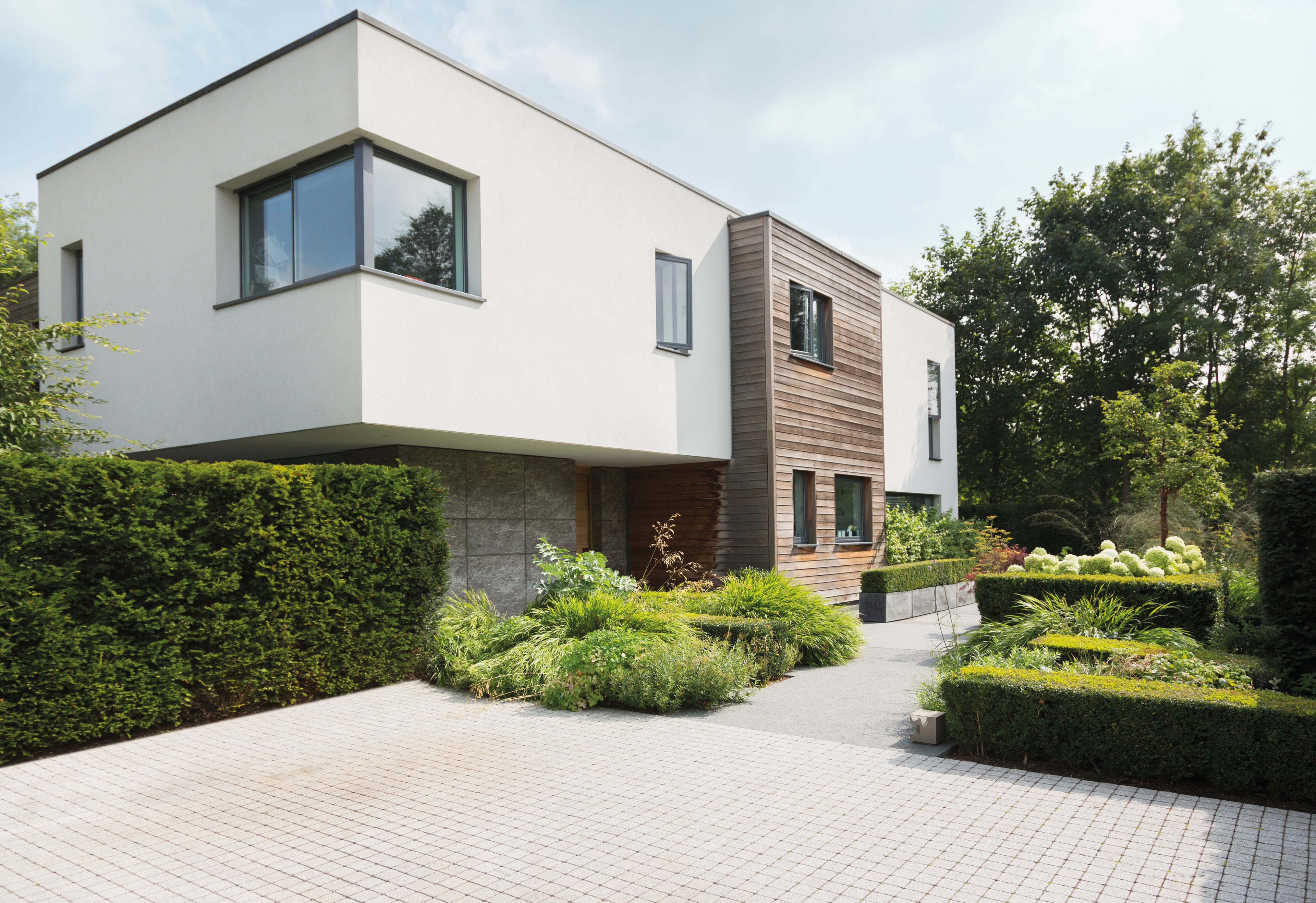 modernes Haus mit Flachdach und Holzelementen
