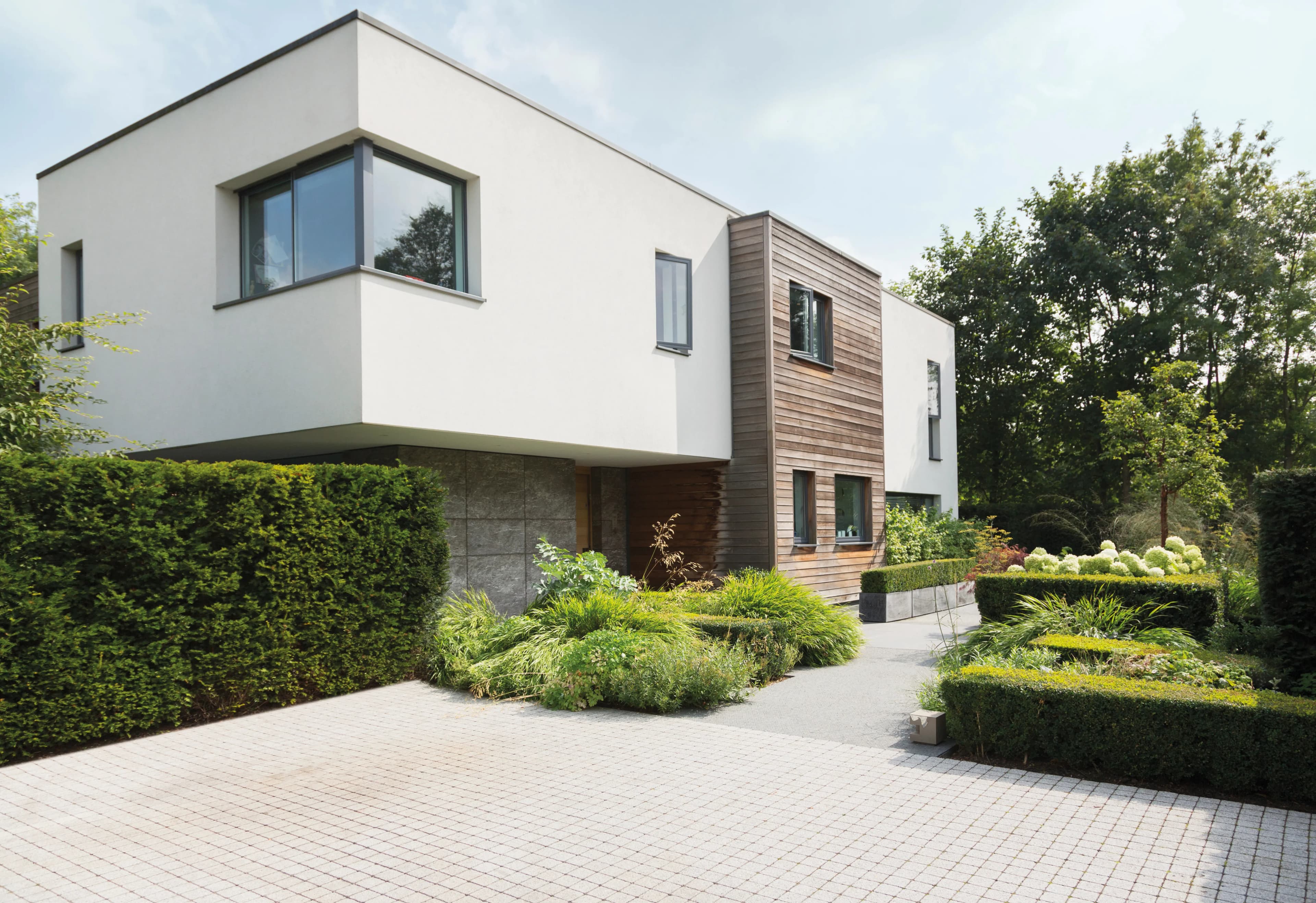 modernes Haus mit Flachdach und Holzelementen
